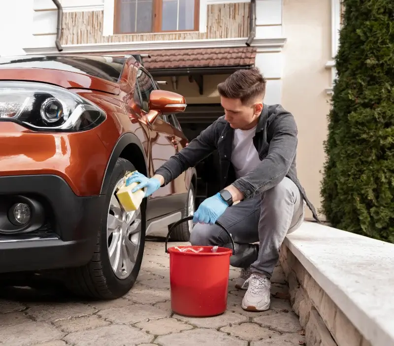 Lavage auto à domicile Chémeré-le-Roi : professionnel intervenant sur un véhicule